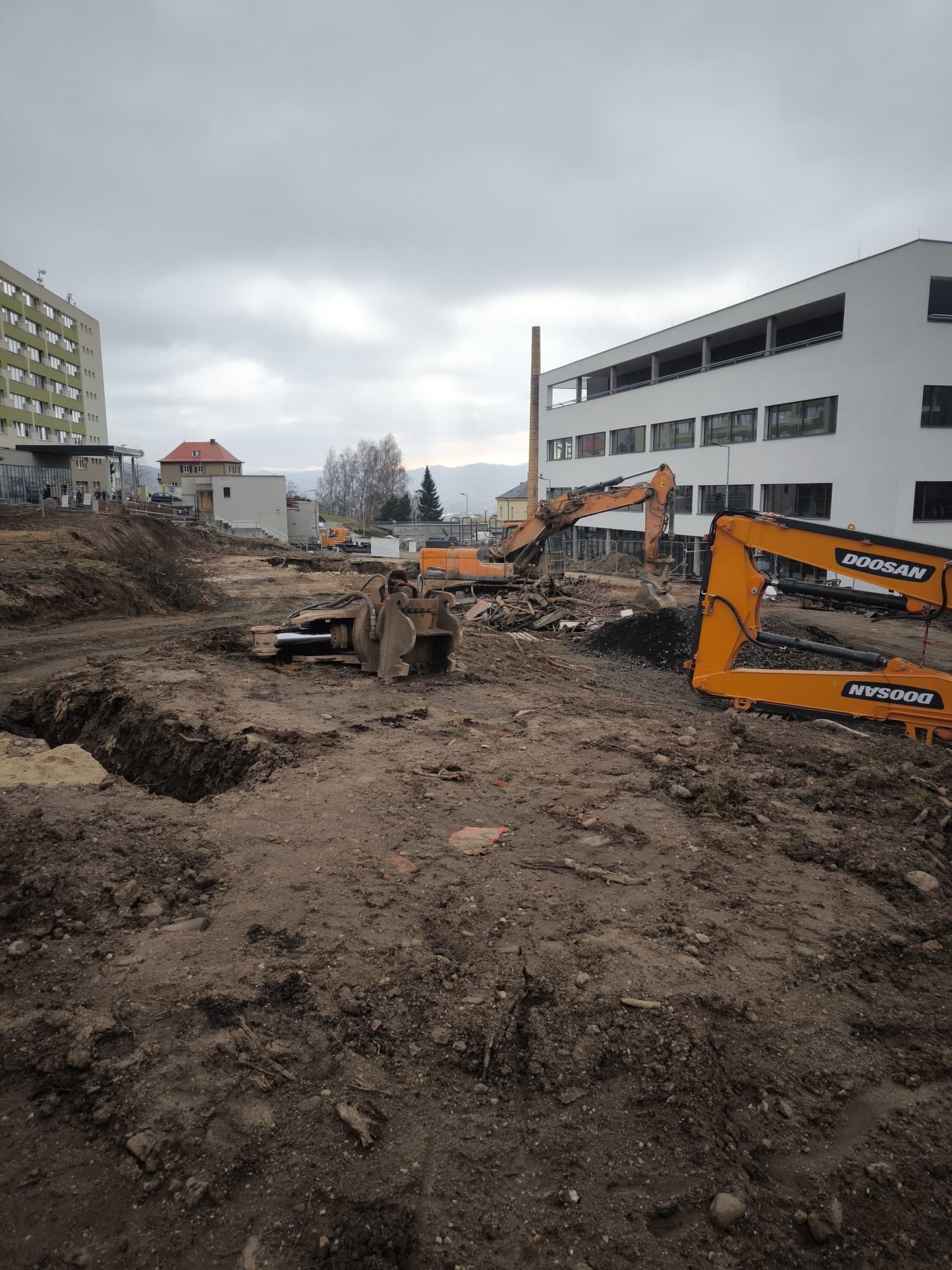 Demolice pavilon Děčín Nemocnice a provádění výkopových práci pro nový pavilon Matka a Dítě